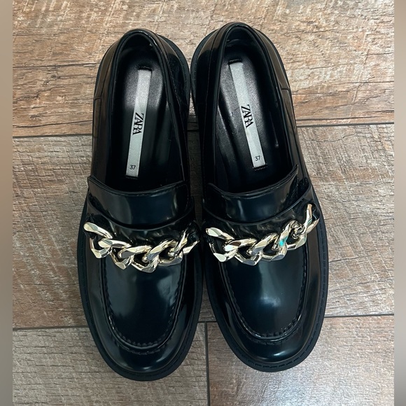 New w/o tags Zara loafers w chunky gold chain, lug sole - Picture 3 of 4
